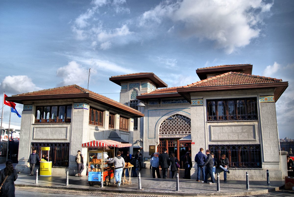 worksh_app's tweet photo. Beşiktaş İskelesi, İstanbul'un Boğaziçi k��yısındaki tarihi bir iskeledir. Bu iskele, İstanbul'da en işlek ve popüler olanlarından biridir. Burası, özellikle Beşiktaş semtinde oturanlar ve Boğaziçi'nin diğer kıyılarına gitmek isteyenler tarafından yoğun bir şekilde kullanılır. https://t.co/IprevuKJDC
