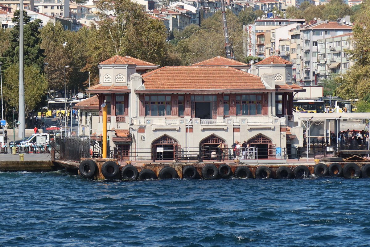 worksh_app's tweet photo. Beşiktaş İskelesi, İstanbul'un Boğaziçi k��yısındaki tarihi bir iskeledir. Bu iskele, İstanbul'da en işlek ve popüler olanlarından biridir. Burası, özellikle Beşiktaş semtinde oturanlar ve Boğaziçi'nin diğer kıyılarına gitmek isteyenler tarafından yoğun bir şekilde kullanılır. https://t.co/IprevuKJDC