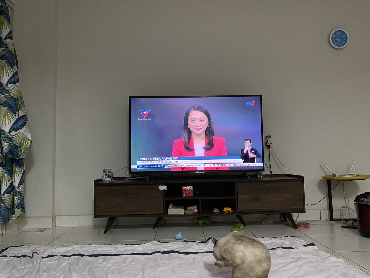 AnnieVeeee's tweet photo. Terkezut tibe2 dgr suara hanayo baca berita @hannahyeoh #rtm77 https://t.co/4BEStYXa6B