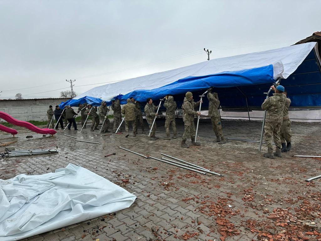 tcsavunma's tweet photo. Mehmetçik, vatandaşlarımız için var gücüyle çalışmaya devam ediyor.

Kayseri’de konuşlu 1’inci Komando Tugay Komutanlığımızın personeli, Malatya’da insani yardım ve çadır kurma faaliyetlerine devam ediyor.

Asrın Dayanışması 🇹🇷 https://t.co/8yuZXqiGzt