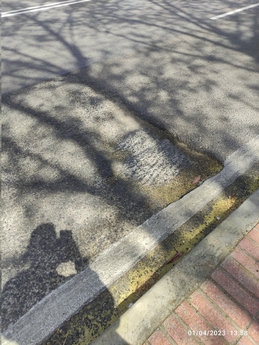 ojk80's tweet photo. @MADRID @Lineamadrid @madridreclama 
Este bache en la esquina de la calle Alcalá con Valentín Beato no para de crecer, ya tiene más de 5cm de profundidad y ocupa casi todo el carril. Empieza a ser peligroso para motos, bicicletas, etc. https://t.co/yaG8u3Tirn