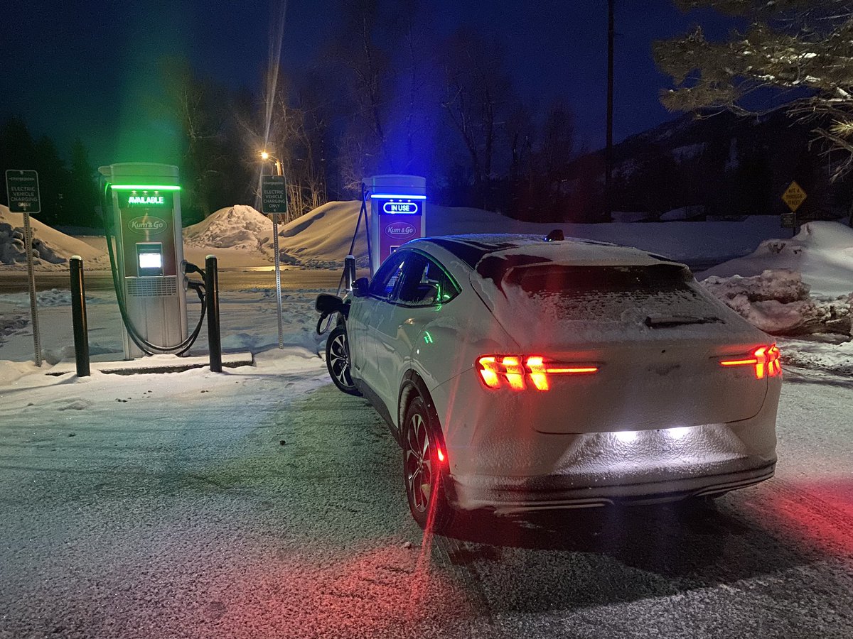 TimWJackson's tweet photo. #EVcharging #TimJackson #ColoradoStyle ….. early 6am start in Steamboat Springs at @kumandgo @ChargePointnet with full charge stop ready for #RoadTripToDenver @JakeB_EV @SkylerMcKinley @ebergg https://t.co/ETO0kntSpi