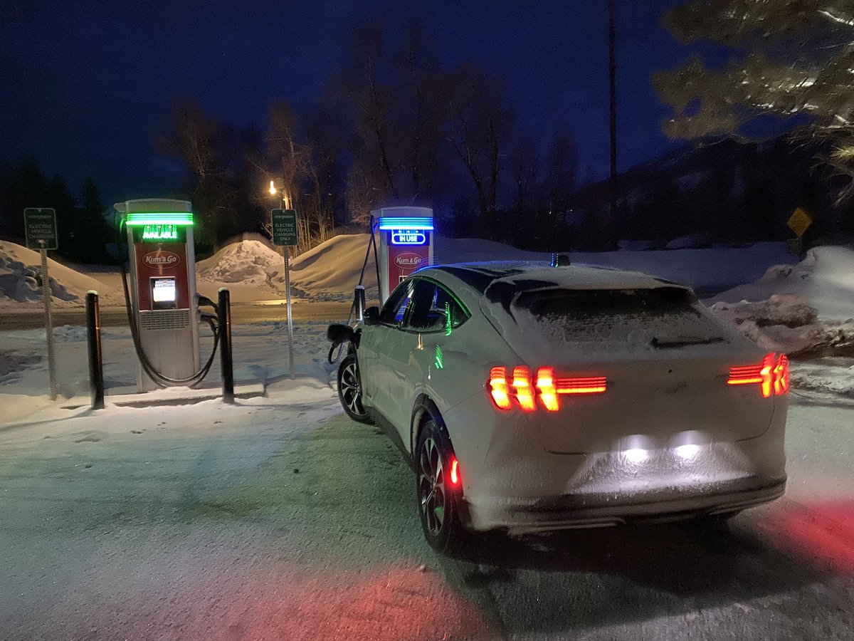 TimWJackson's tweet photo. #EVcharging #TimJackson #ColoradoStyle ….. early 6am start in Steamboat Springs at @kumandgo @ChargePointnet with full charge stop ready for #RoadTripToDenver @JakeB_EV @SkylerMcKinley @ebergg https://t.co/ETO0kntSpi