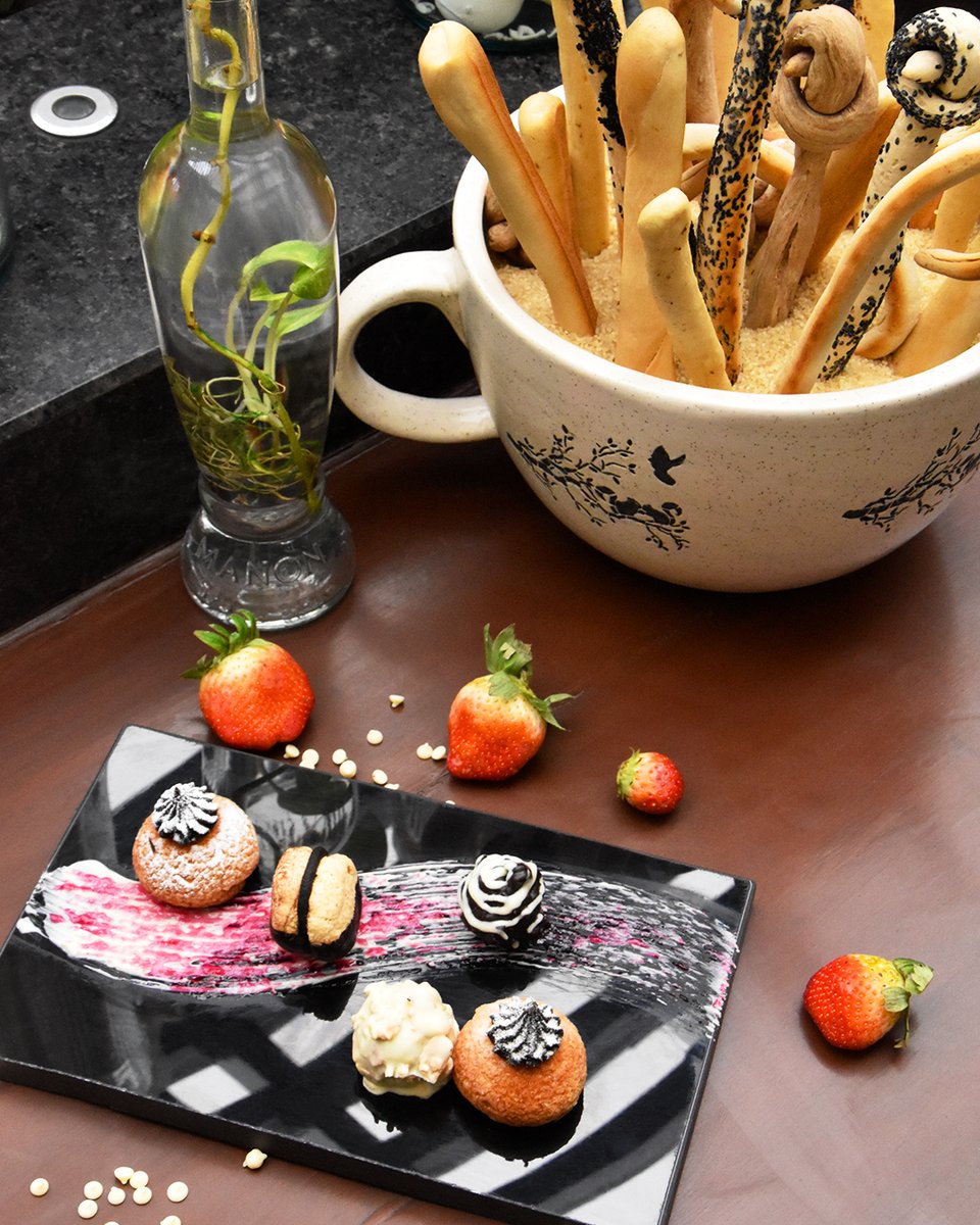 hyattregencyasr's tweet image. There's always room for dessert, especially when it's from our bakery.

#BakeryDelights #SweetTreats #YummyGoodness #Food #Desserts  #GoldenCity #HyattRegencyAmritsar #HyattRegency #Amritsar #WorldOfHyatt