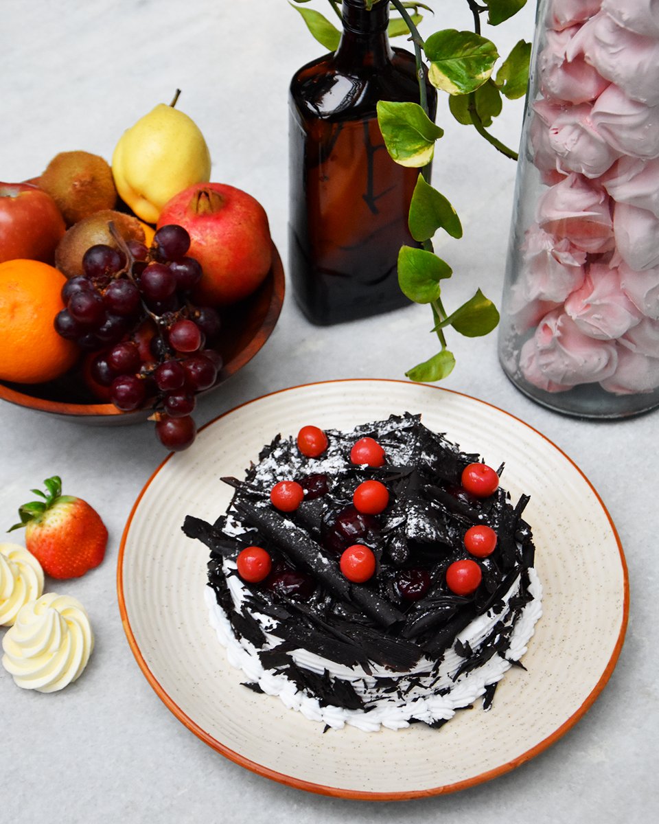 hyattregencyasr's tweet image. There's always room for dessert, especially when it's from our bakery.

#BakeryDelights #SweetTreats #YummyGoodness #Food #Desserts  #GoldenCity #HyattRegencyAmritsar #HyattRegency #Amritsar #WorldOfHyatt