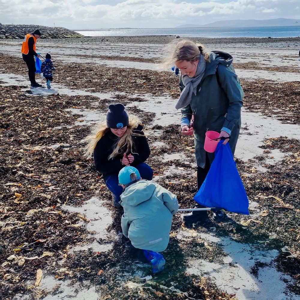 GalwayAquarium's tweet photo. Thanks, @The_RayProject for a wonderful day today. We really enjoyed this collab. Thanks to @CleanCoasts for your continued support of these #oceanliteracy events for all. #Salthill #eggcasehunt https://t.co/6683r24d1s