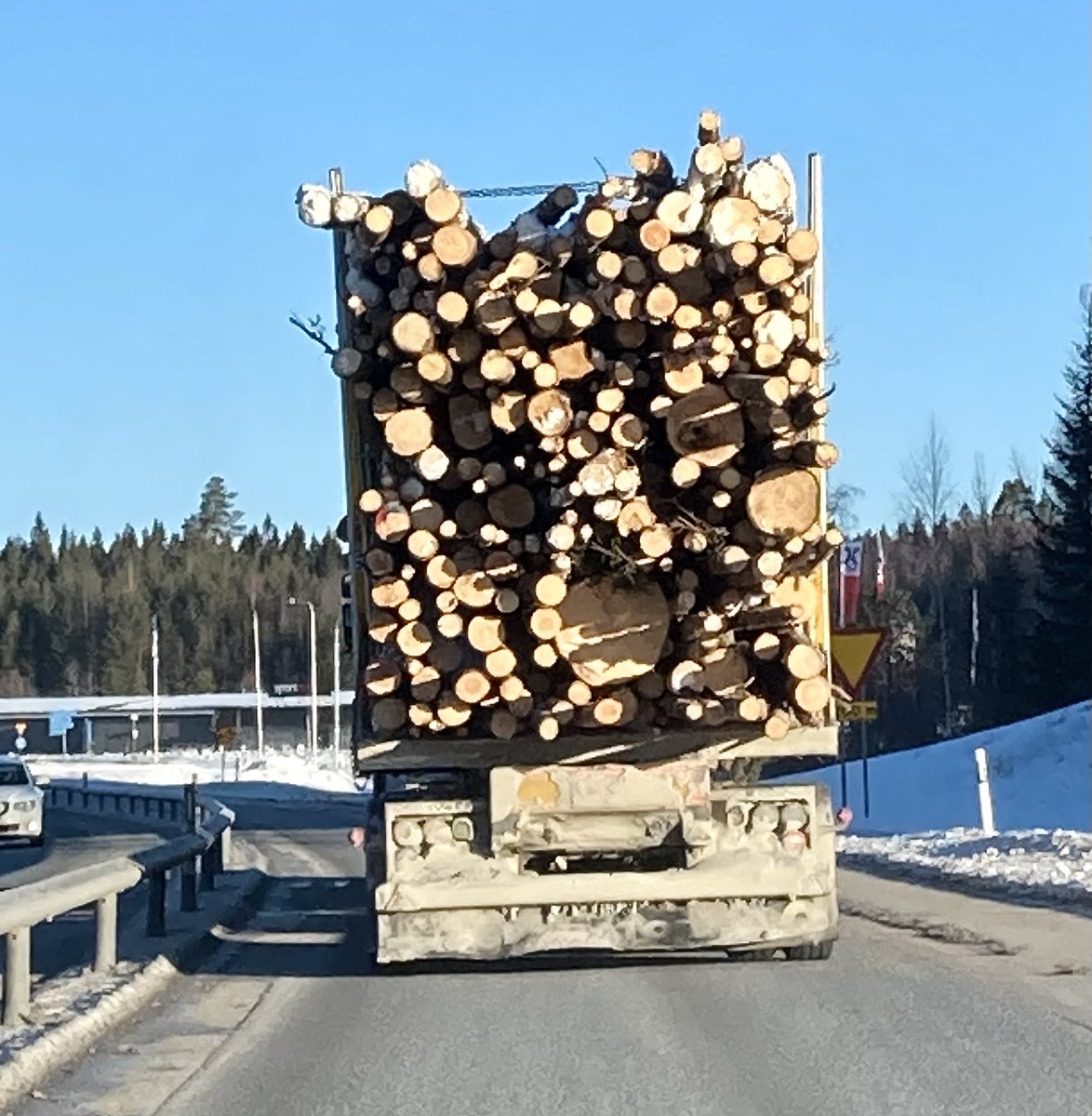 zzzakej's tweet photo. Det finns ca 2000 timmerbilar i Sverige. De går dygnet runt o ofta går det fort på småvägarna, det är med hjärtat i halsgropen man möts. Virket gissar jag är på väg till pannan på Jämtkrafts värmeverk i Östersund. Kanske jägmästarna har en bra lösning på detta vansinne! https://t.co/5OU5gFOgRj