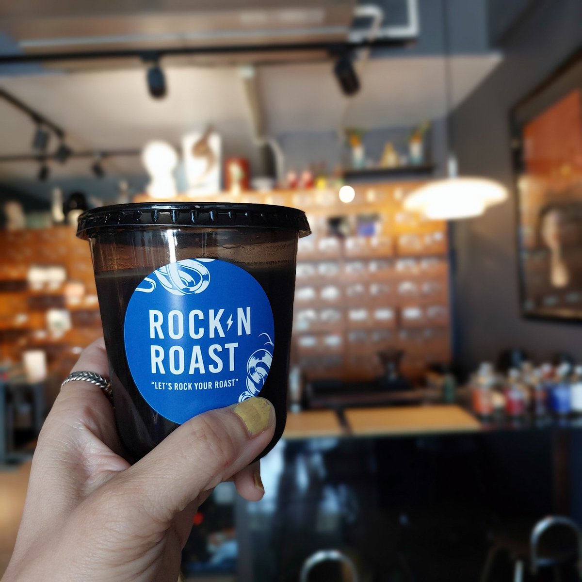 bosspause's tweet photo. ร้านกาแฟดี หัวหิน  ขับรถเพลินๆ ถ้าไม่สังเกตอาจจะเลยได้  ร้านเล็กๆ คูหาเดียว ฝั่งตรงข้ามดุสิตธานี  คนคั่วได้รางวัลจากงานประกวดกาแฟในบ้านเรา  งานหลักคือคั่วกาแฟส่งขายร้านย่านนี้และทั่วประเทศ
#rockNroast
#กาแฟ
#หัวหิน https://t.co/n7yqWrCS2r