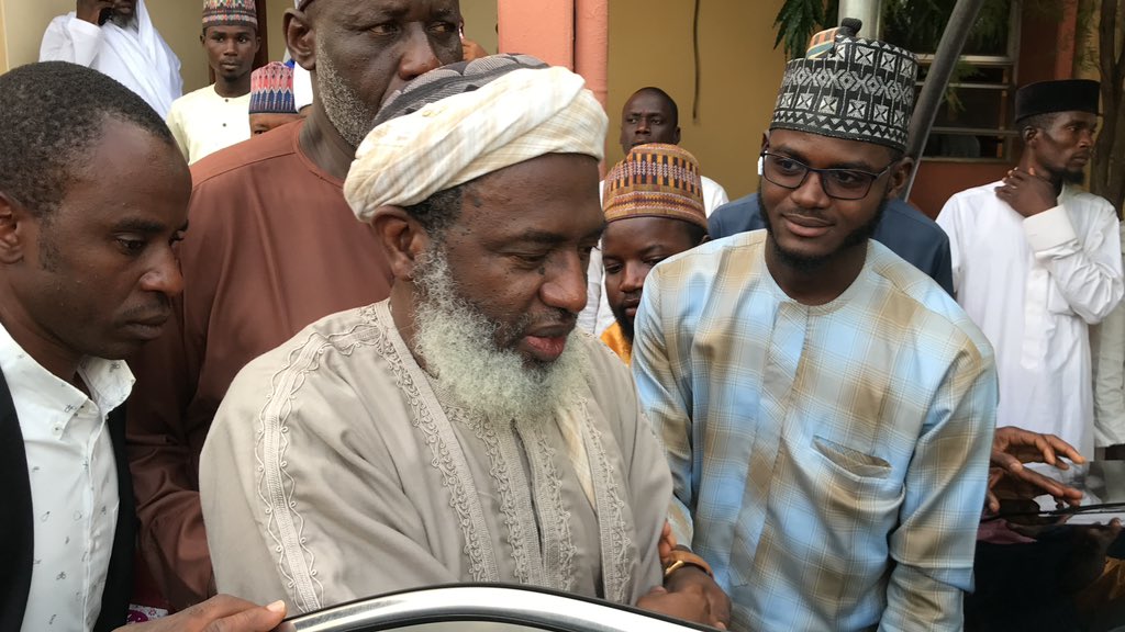 Ana baza ilimi 🔥

Dr. Gumi explained the Discovery of Ascorbic Acid (Vitamin C) and showed how Allah spoke about it in the Qur'an to cure diseases such as Scurvy which has killed millions of people from the 15th Century.