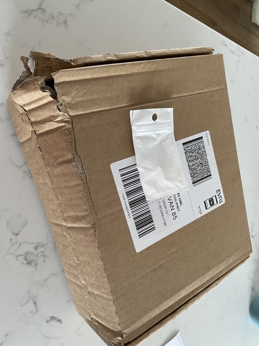 JE_esquire's tweet photo. Another quality #evri delivery drop kicked into my house no doubt #poordelivery https://t.co/vAzjXo1Ucv