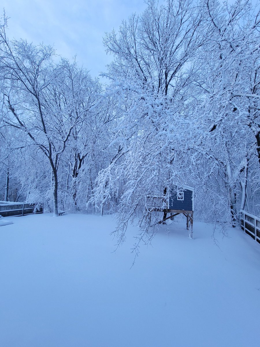 SarahJenkinsRVN's tweet photo. Mother Nature's April fools joke on Wisconsinites!  It's beautiful and silent....other than the hum of the rigs 😄 @djenkins #3rdwinter #Wisconsin #AprilFoolsDay #Ravencoin #Kaspa #dynex #mining https://t.co/TsnsqNKNLw