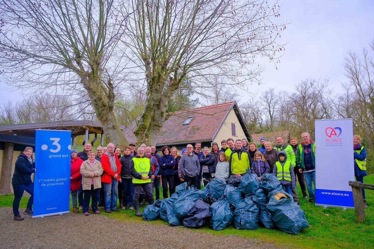 F_Bierry's tweet photo. 🐟[ELSÀSSPUTZ] Bravo aux Alsaciennes et Alsaciens de tous âges qui bravent la pluie et le vent ce w-e pour l'#Elsàssputz organisé par la #CollectivitéEuropéenneAlsace ! 215 actions jusqu'à dimanche, comme à Plobsheim ce samedi ! #Alsace #Osterputz
👉👉https://t.co/DtbXMlmBOM https://t.co/r4UB8aK8fl
