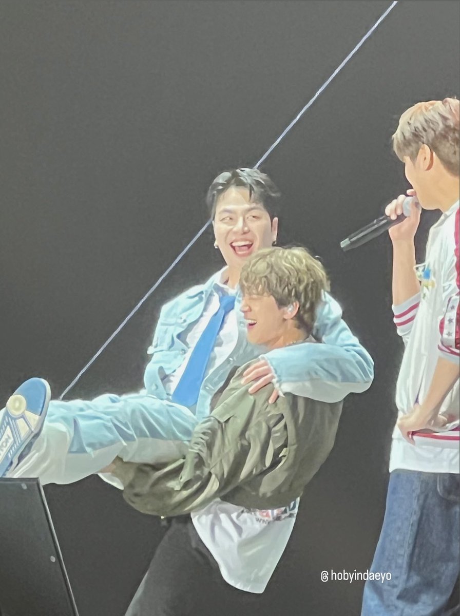 _____bobby21's tweet photo. 今まで単コン以外は行かないって決めてたけど、どうしてもiKONに会いたくてアドラ行ってきた〜❤️‍🔥❤️‍🔥
最前ブロ4列目久しぶりに肉眼でバビの笑顔見れて幸せだった！！！
途中で日本語歌っちゃうバビがだいすきずっとiKONがすき〜〜〜 https://t.co/LDlAhbgkPz