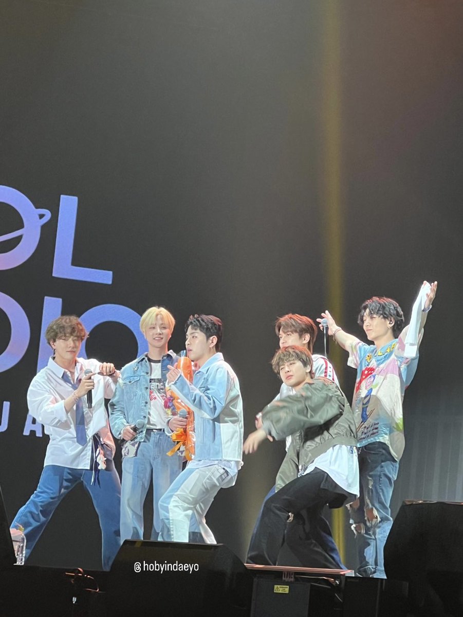 _____bobby21's tweet photo. 今まで単コン以外は行かないって決めてたけど、どうしてもiKONに会いたくてアドラ行ってきた〜❤️‍🔥❤️‍🔥
最前ブロ4列目久しぶりに肉眼でバビの笑顔見れて幸せだった！！！
途中で日本語歌っちゃうバビがだいすきずっとiKONがすき〜〜〜 https://t.co/LDlAhbgkPz
