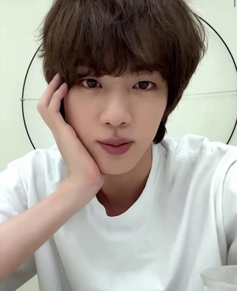 jin pics 🧑🏻‍🚀 tweet media