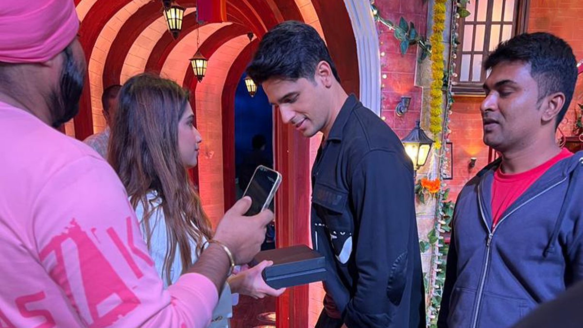 noviumindia's tweet photo. The Hoverpen was gifted to Sidharth Malhotra on the “Kapil Sharma show”. Checkout the award winning masterpiece now - https://t.co/OIkjrRptyv 
.
#novium #noviumindia #hoverpen #kapilsharma #sidharthmalhotra #sidharthmalhotra #sid #sidrina #sidlia #sidshra #sidmalhotra #sidharth https://t.co/USorcdfZQ5