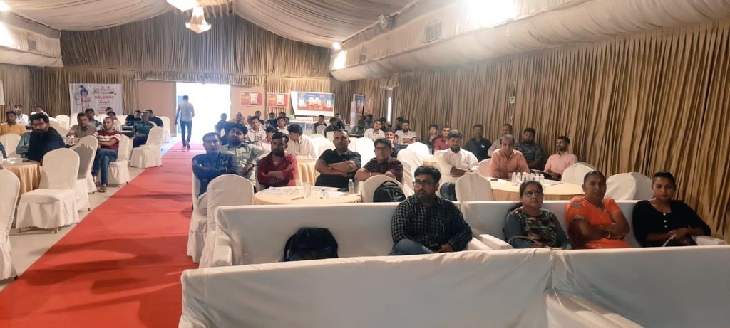 ValamjiRHumbal's tweet photo. આજ રોજ કચ્છ જિલ્લાના ભુજ મઘ્યે અમૂલ ના ડિસ્ટ્રીબ્યુટર ની વાર્ષિક મીટીંગ મળી જેમાં ડિસ્ટ્રીબ્યુટર ને આગામી વેચાણ અયોજન વગેરે બાબતોની ચર્ચા કરી તેમજ પ્રોત્સાહીત કર્યા.
#amul #Amul #mitting #sarhaddairy #SarhadDairy #Hosing #meeting https://t.co/u9yNcv5S0r