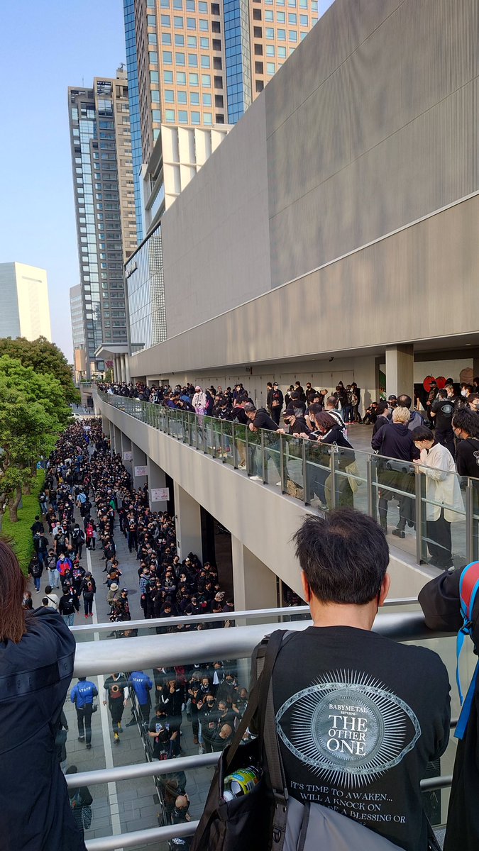 starless666's tweet photo. 中に入るまでカオス過ぎてピリついてましたが、いいライブでした！新アルバムの曲がライブだと化けますねぇ。めちゃカッコええデス。
#BABYMETAL https://t.co/94dcry01CI