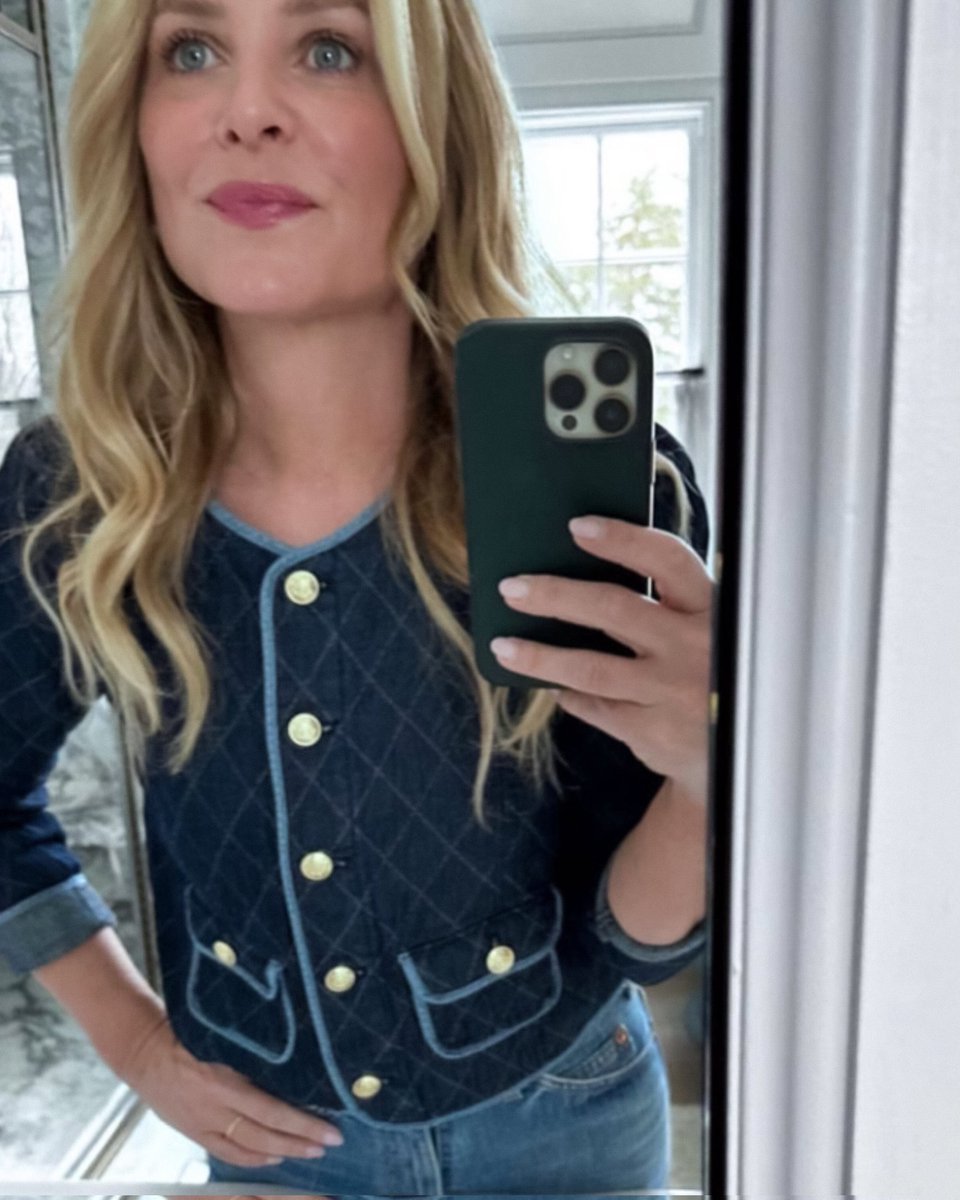 K_HumanRainbow's tweet photo. So this how my two favorite artists hold their phone for selfie 🤳 
#calzona https://t.co/XFGPIPvvLO