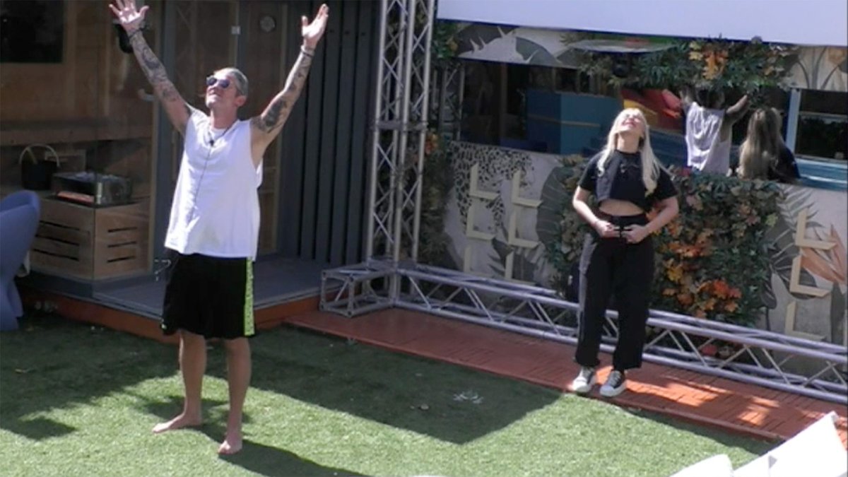 FaByo7291's tweet photo. Passaggio aereo Incorvassi per i dodini 😍 #GFvip   #micol #tavassi #micolincorvaia  #INCORVASSI https://t.co/kSECHNdvBO