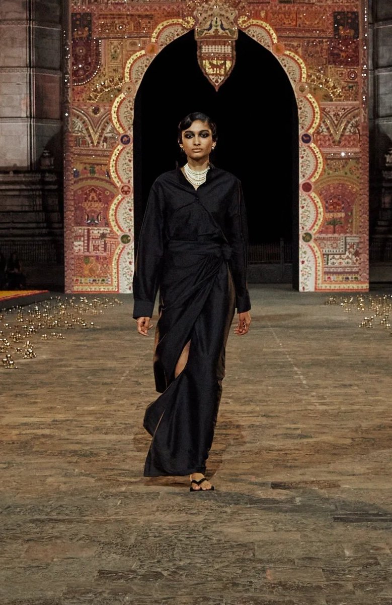 LadymiaMicky's tweet image. Sfilata PreFall23 Mumbai Dior @Dior #DiorMumbai #PreFall23 #moda #outfit #look #fashion #fashionstyle #style #fashionista #trendy #tendenza #glam #glamour #musthave #myfollowers #UnBacioFatato 👗😍❤️