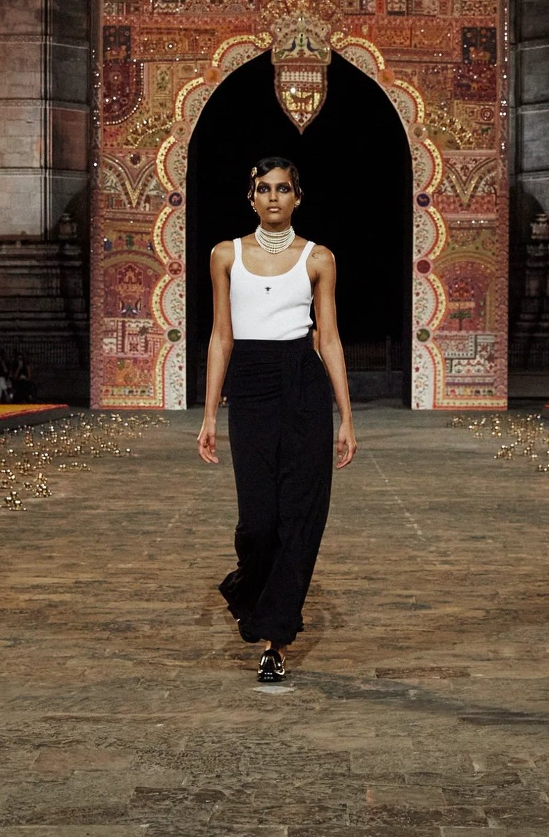 LadymiaMicky's tweet image. Sfilata PreFall23 Mumbai Dior @Dior #DiorMumbai #PreFall23 #moda #outfit #look #fashion #fashionstyle #style #fashionista #trendy #tendenza #glam #glamour #musthave #myfollowers #UnBacioFatato 👗😍❤️