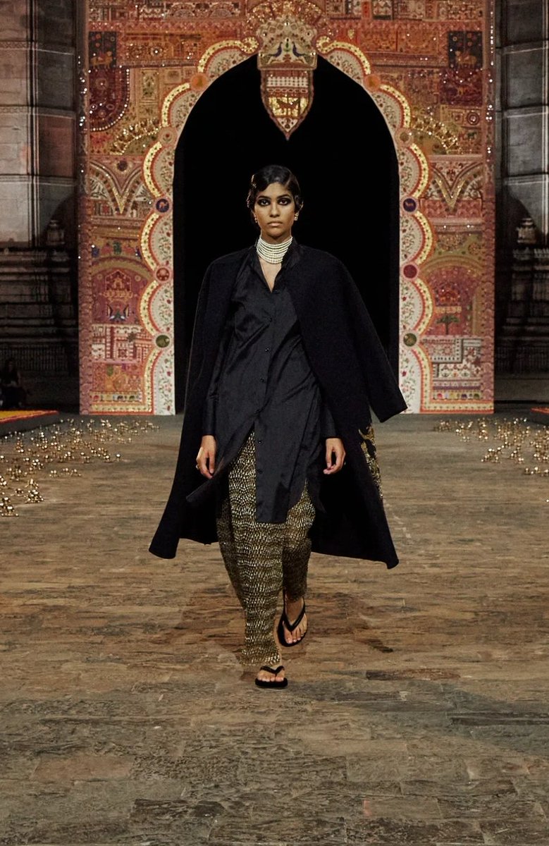 LadymiaMicky's tweet image. Sfilata PreFall23 Mumbai Dior @Dior #DiorMumbai #PreFall23 #moda #outfit #look #fashion #fashionstyle #style #fashionista #trendy #tendenza #glam #glamour #musthave #myfollowers #UnBacioFatato 👗😍❤️