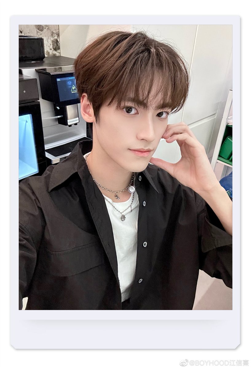 forboyhood's tweet photo. 230401 jiang xinxi weibo update
"a really fun april fools'~
workers getting off work, going back to class~
📷 #drje #basementfg"
#BOYHOOD #乐华娱乐 #YUEHUA #江信熹 #JIANGXINXI https://t.co/tpFWssSkNx