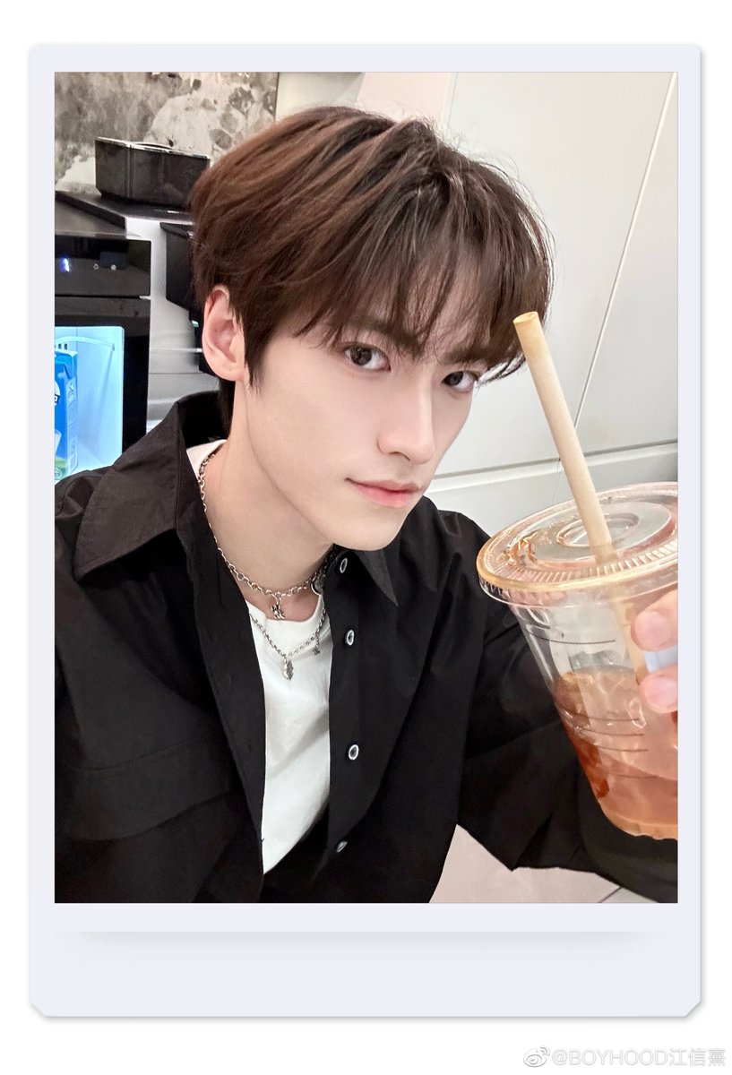 forboyhood's tweet photo. 230401 jiang xinxi weibo update
"a really fun april fools'~
workers getting off work, going back to class~
📷 #drje #basementfg"
#BOYHOOD #乐华娱乐 #YUEHUA #江信熹 #JIANGXINXI https://t.co/tpFWssSkNx