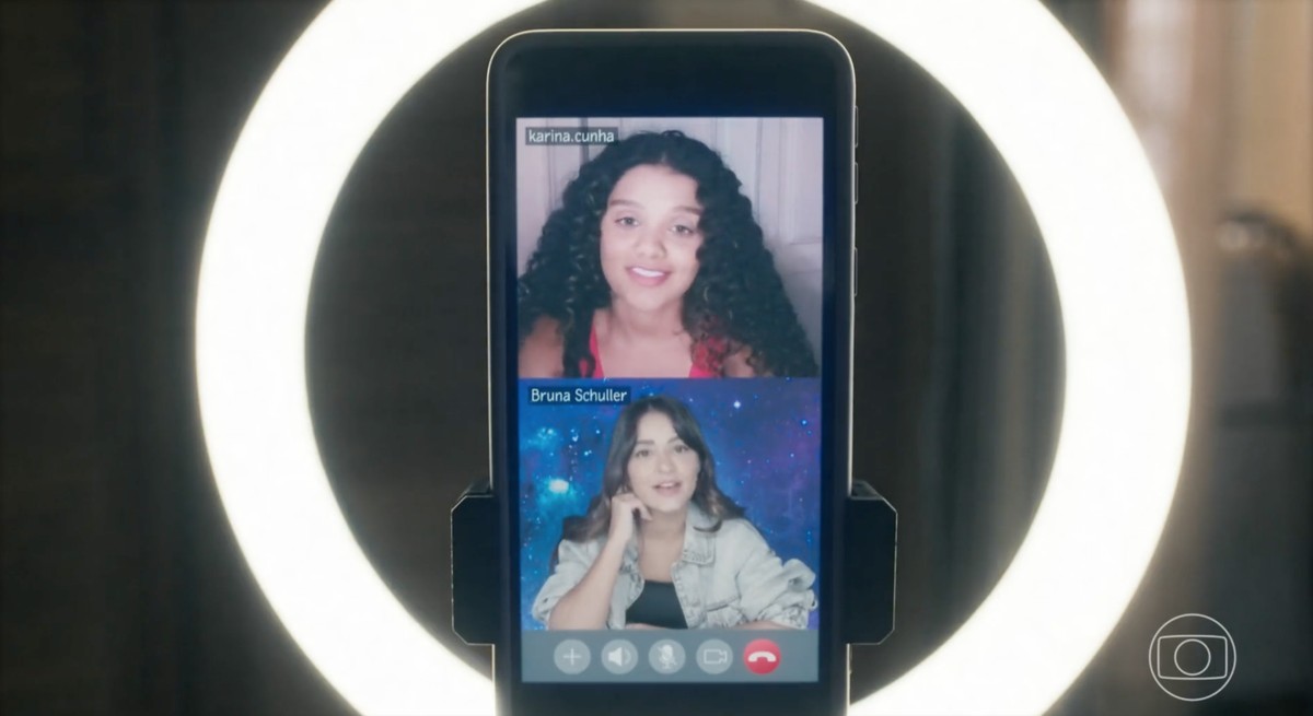 jac_beta's tweet photo. 'Deepfake ao vivo': tecnologia que muda rosto e voz em videochamada, como na novela 'Travessia', já existe na vida real https://t.co/wl7ymM4Bru https://t.co/QHAVmmewGP