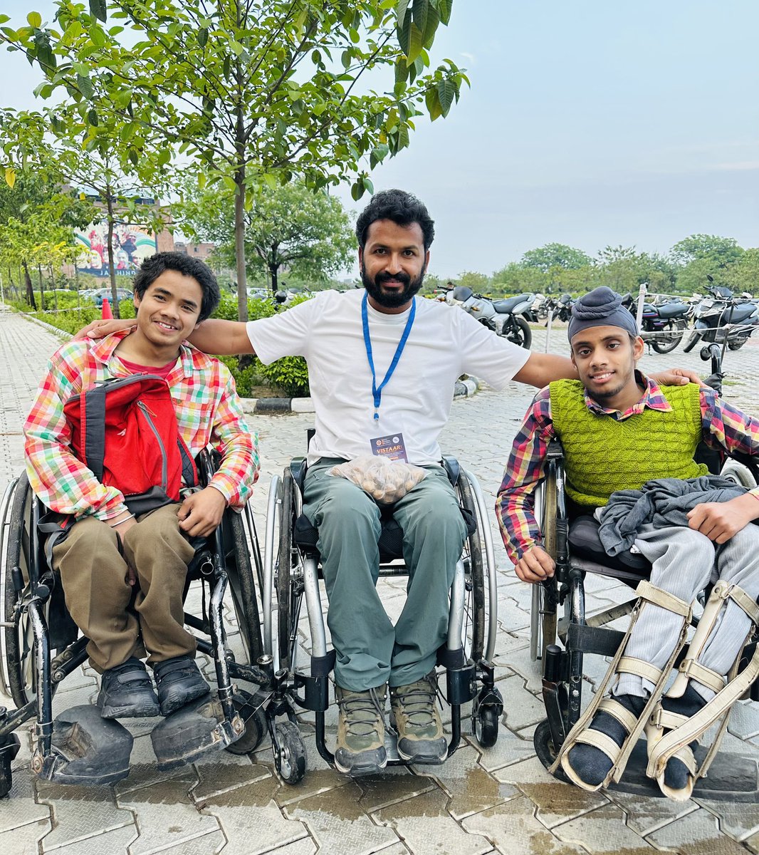 ImranSkills's tweet photo. मंजिलों तुम ही कुछ आगे की तरफ़ बढ़ जाओ
रास्ता कम है मेरे पाँव को चलने के लिए।
#शकील_आज़मी

#vistaar meet-up #lpu https://t.co/To2b1wnY9J