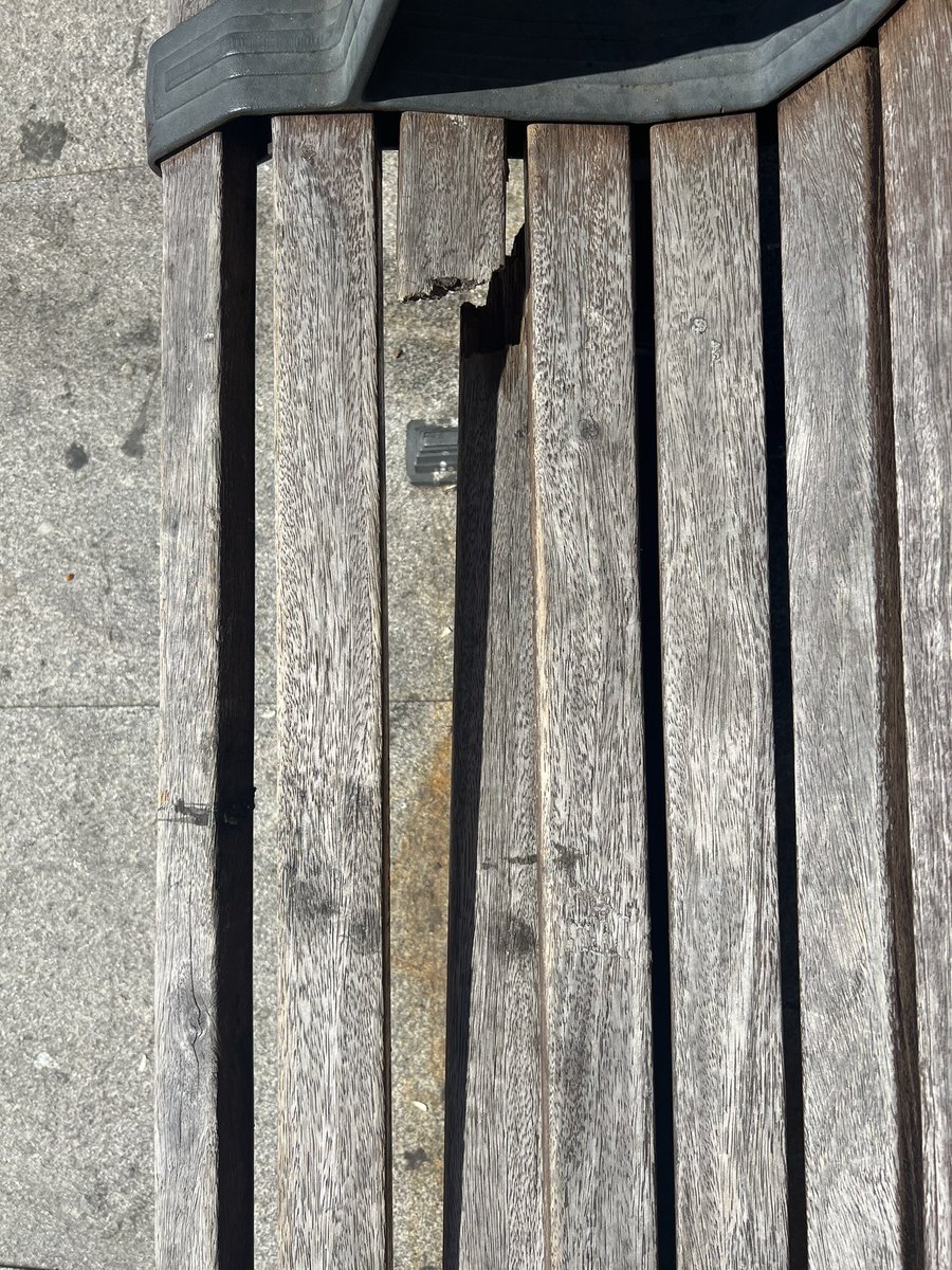 masagri78's tweet photo. @AytoLeganes algunos bancos de la plaza alcalde José Manuel Matheo Luaces están destrozados. Hasta que no haya algún accidente no los vais a arreglar? 
@AVArroyoCulebro https://t.co/Y3glcAXDU1