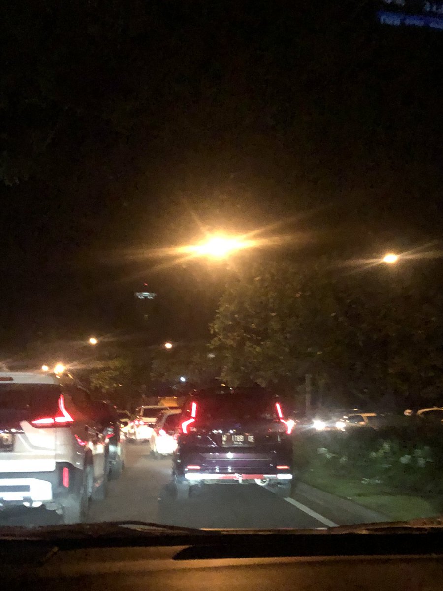 vitabonde's tweet photo. Macet 2 arah di perum kahuripan sidoarjo @e100ss @infosda https://t.co/FldpHZQJVm