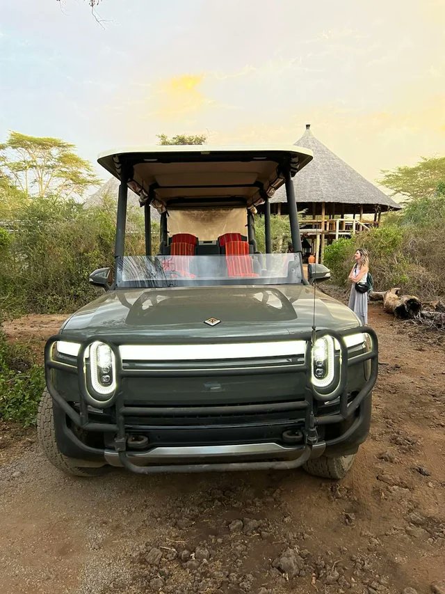RivianUpdates's tweet photo. These will be the coolest pictures you see all day.

I think the best part of these images is that the R1T is a RHD. First Rivian RHD?

Rivian's efforts to support the conversation of wildlife in Kenya with an EV future is amazing. 🇰🇪

@MaasaiWild @Rivian $RIVN @RJScaringe https://t.co/HilDjkl9Az