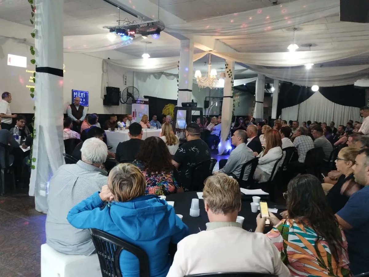 EFDAP1's tweet photo. Nueva jornada de trabajo con profesionales de la primera sección electoral, aportando sobre salud, educación, seguridad y economía. La Libertad Avanza se prepara para @JMilei Presidente y para gobernar la provincia. Cc @EstudioPareja @CarlosKikuchi @MiriamNiveyro @dianazonaro1 https://t.co/4dyfhbEiVP