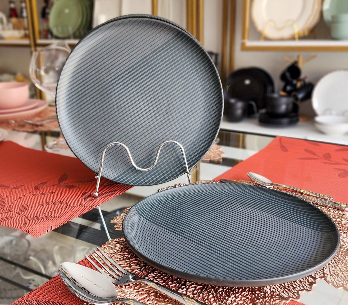 KitchenFlaire's tweet photo. ๐ New stock!! ๐ฝ๏ธ
Exquisite black single plates featuring stylish striped details & high-quality finish.
Enhance your table setting with these elegant plates, available for Kshs.350 each.
Call or WhatsApp on 0748290964 to order yours.
#blackplates #tablesetting #diningdecor https://t.co/oCQ5eORF7a