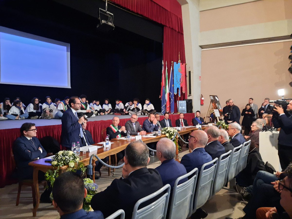 Il Sottosegretario <a href="/marcellogemmato/">Marcello Gemmato 🇮🇹</a>, il DG <a href="/WHO/">World Health Organization (WHO)</a> <a href="/DrTedros/">Tedros Adhanom Ghebreyesus</a>, il Presidente <a href="/AcquaroliF/">Francesco Acquaroli</a> della <a href="/RegioneMarcheIT/">Regione Marche</a> e il Sindaco all’inaugurazione, a Castelplanio, del museo dedicato a Carlo Urbani.
🗣️Gemmato: “Con il suo sacrificio identificò e permise di contenere l’epidemia da #SARS”.