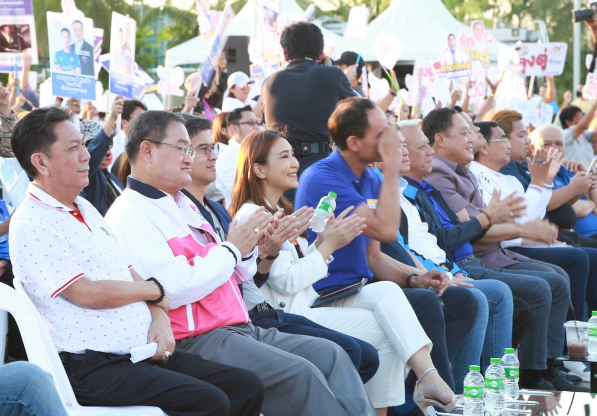 PAILIN_PPLEThai's tweet photo. ภาพจากดีเบตอนาคตประเทศไทย เวทีภาคใต้ ที่ จ.สงขลา พี่ไหมกล่าวทิ้งท้ายไว้ว่า ถ้าวันนี้ปัญหาของประเทศนี้มันได้รับการแก้ไขอย่างถูกต้องแล้ว ไม่ต้องพิจารณาพรรคก้าวไกล แต่ถ้าต้องการคนที่เอาจริง กล้าชนกับอำนาจที่ไม่เป็นธรรม พรรคก้าวไกล คือ คำตอบของชาวสงขลาค่ะ https://t.co/UKAcJpEe80 https://t.co/19jkDQPaoM