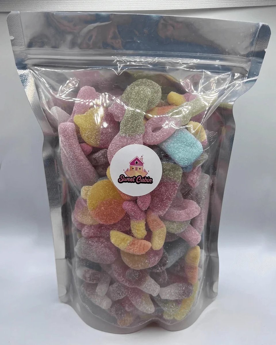 it's sweet saturday! that means we're giving away a 1kg bag of fizzy sweets🍬

to enter:
- RT this tweet
- follow <a href="/SweetCabinUK/">Sweet Cabin 🍬</a> 
- turn our notifications on 🔔

winner picked tonight 🥰
sweetcabin.co.uk/collections/all
