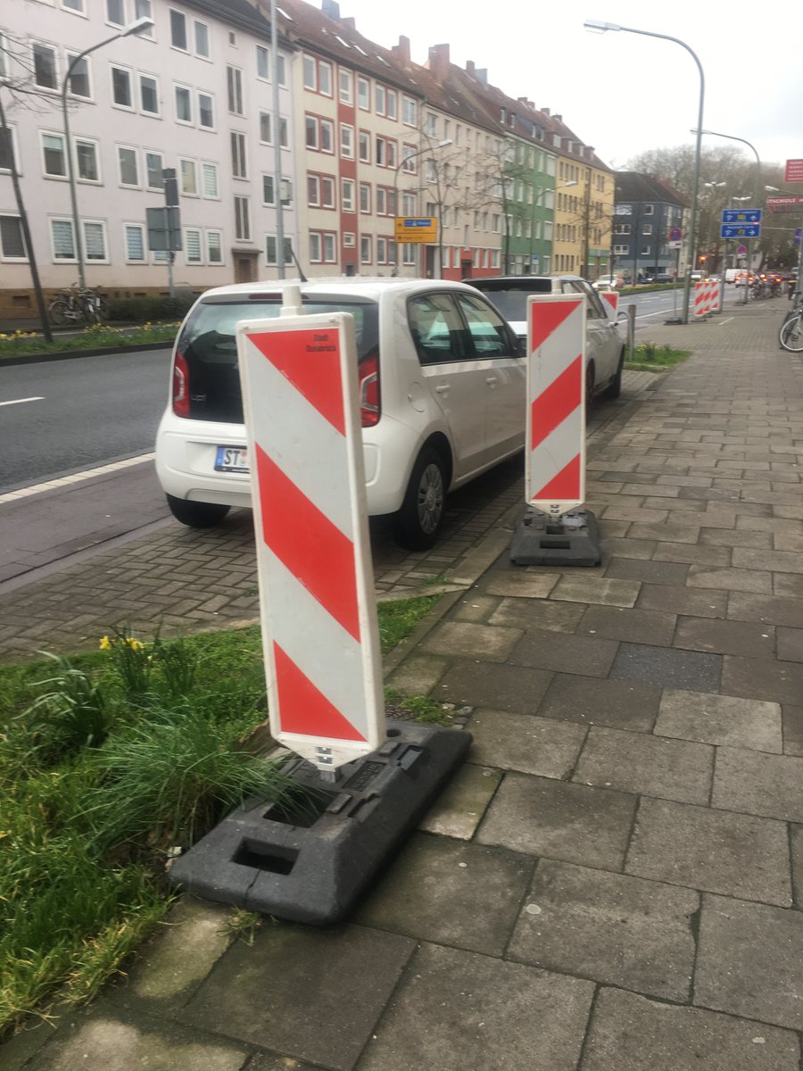 PatrickPedale's tweet photo. @UrbanAchso @Burkhard6983968 @Cycle4ChangeOS @StadtOsnabrueck @StadtOsnabrueck 
Scheint tatsächlich sinnvoller zu sein, hier Absperrungen wie große Blumenkübel abzustellen, die sich nicht so leicht wegschieben-/tragen lassen. So sah es gestern dort aus. 
Dooring-Gefahr durch (dadurch gefährlichen) Eingriff in Straßenverkehr. 😞
#autoalltag https://t.co/IrUCuCOUa0