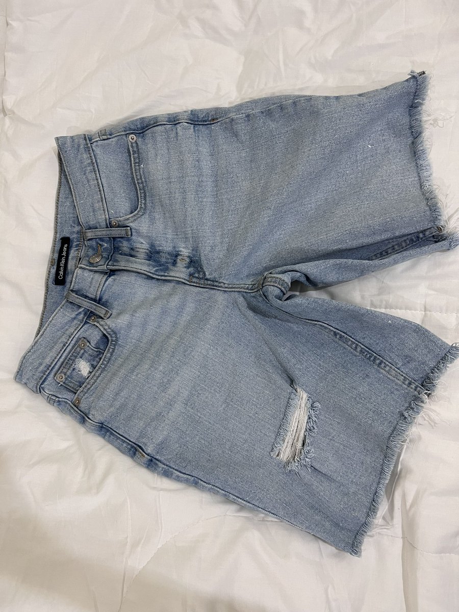 Songtor_2nd's tweet photo. 25. กางเกงยีนส์ Calvin Klein 
ของแท้💯%

400 ฿ (ซื้อประมาณ1200฿ค่า)

*ใส่ไปครั้งเดียวค่า*
เอว 25 นิ้ว
สะโพก 38 นิ้ว
ยาว 18 นิ้ว

***แคปรูปตัวที่สนใจ
แล้วส่งมา F ในเดมนะคะ***

#เสื้อผ้ามือสอง #ส่งต่อเสื้อผ้า #ส่งต่อเสื้อผ้ามือสอง #โล๊ะตู้เสื้อผ้า #เสื้อผ้ามือ2 #ส่งต่อcalvinklein https://t.co/Z2JojhbMls