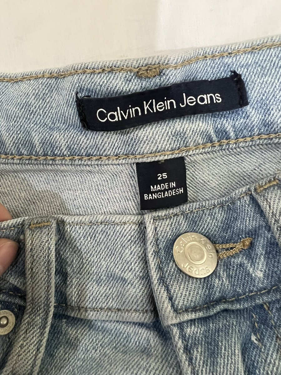 Songtor_2nd's tweet photo. 25. กางเกงยีนส์ Calvin Klein 
ของแท้💯%

400 ฿ (ซื้อประมาณ1200฿ค่า)

*ใส่ไปครั้งเดียวค่า*
เอว 25 นิ้ว
สะโพก 38 นิ้ว
ยาว 18 นิ้ว

***แคปรูปตัวที่สนใจ
แล้วส่งมา F ในเดมนะคะ***

#เสื้อผ้ามือสอง #ส่งต่อเสื้อผ้า #ส่งต่อเสื้อผ้ามือสอง #โล๊ะตู้เสื้อผ้า #เสื้อผ้ามือ2 #ส่งต่อcalvinklein https://t.co/Z2JojhbMls