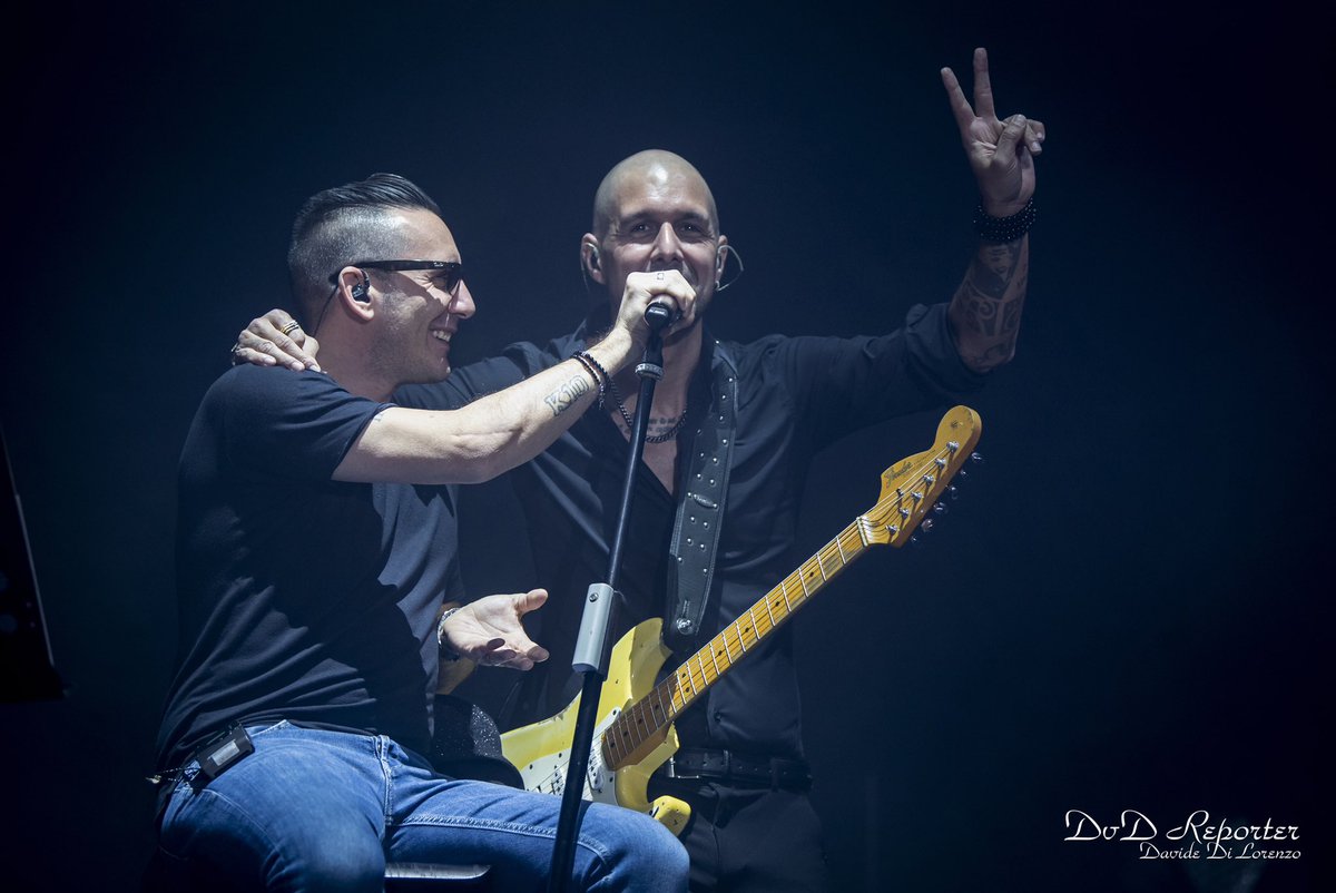 rockmoda's tweet image. Torino, carichi per domani? Ci vediamo alle 21 Teatro Colosseo, già sold out!
Vi aspettiamo 🍀

 📸 Davide Di Lorenzo, Fabrizio Balconi
#Modà #BuonaFortuna #ModàLive #ModàeOrchestra #Modà20 #Gioia10 #Romantici @officialFandP