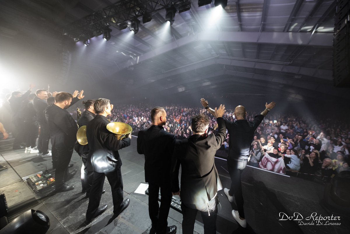 rockmoda's tweet image. Torino, carichi per domani? Ci vediamo alle 21 Teatro Colosseo, già sold out!
Vi aspettiamo 🍀

 📸 Davide Di Lorenzo, Fabrizio Balconi
#Modà #BuonaFortuna #ModàLive #ModàeOrchestra #Modà20 #Gioia10 #Romantici @officialFandP