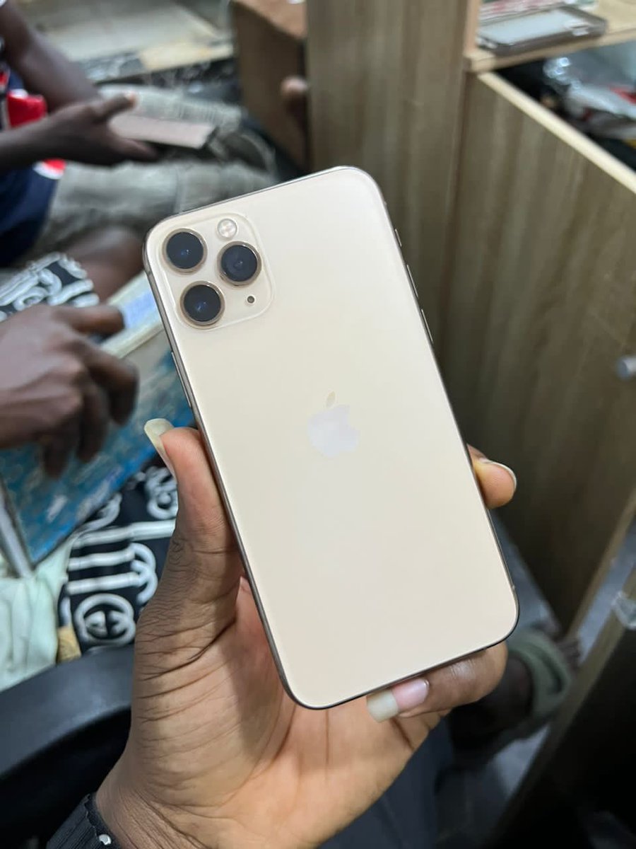 iktheman's tweet photo. @amerix @Kelvin63978865 I sell gadgets(iPhones,Samsung,laptops,AirPods,iwatch,iPads and others) at very affordable prices and we deliver them to anywhere in Africa….please patronize me https://t.co/I0yq3jrMOv