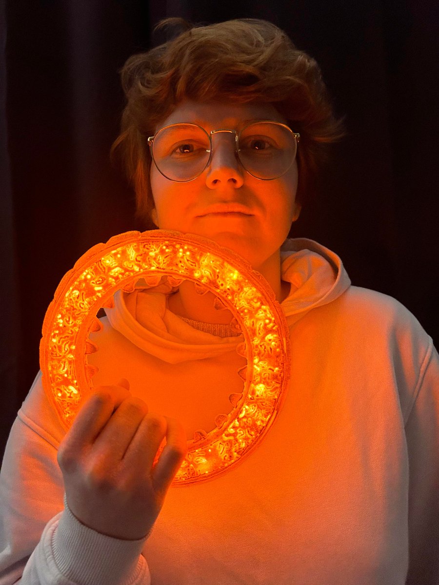 Dodo_geeks's tweet image. The Halo prop has finally arrived in France 🇫🇷 I received it for my birthday. Thanks to @LoyalNerdsbian for this incredible creation! 😇

#SaveWarriorNun #WarriorNun