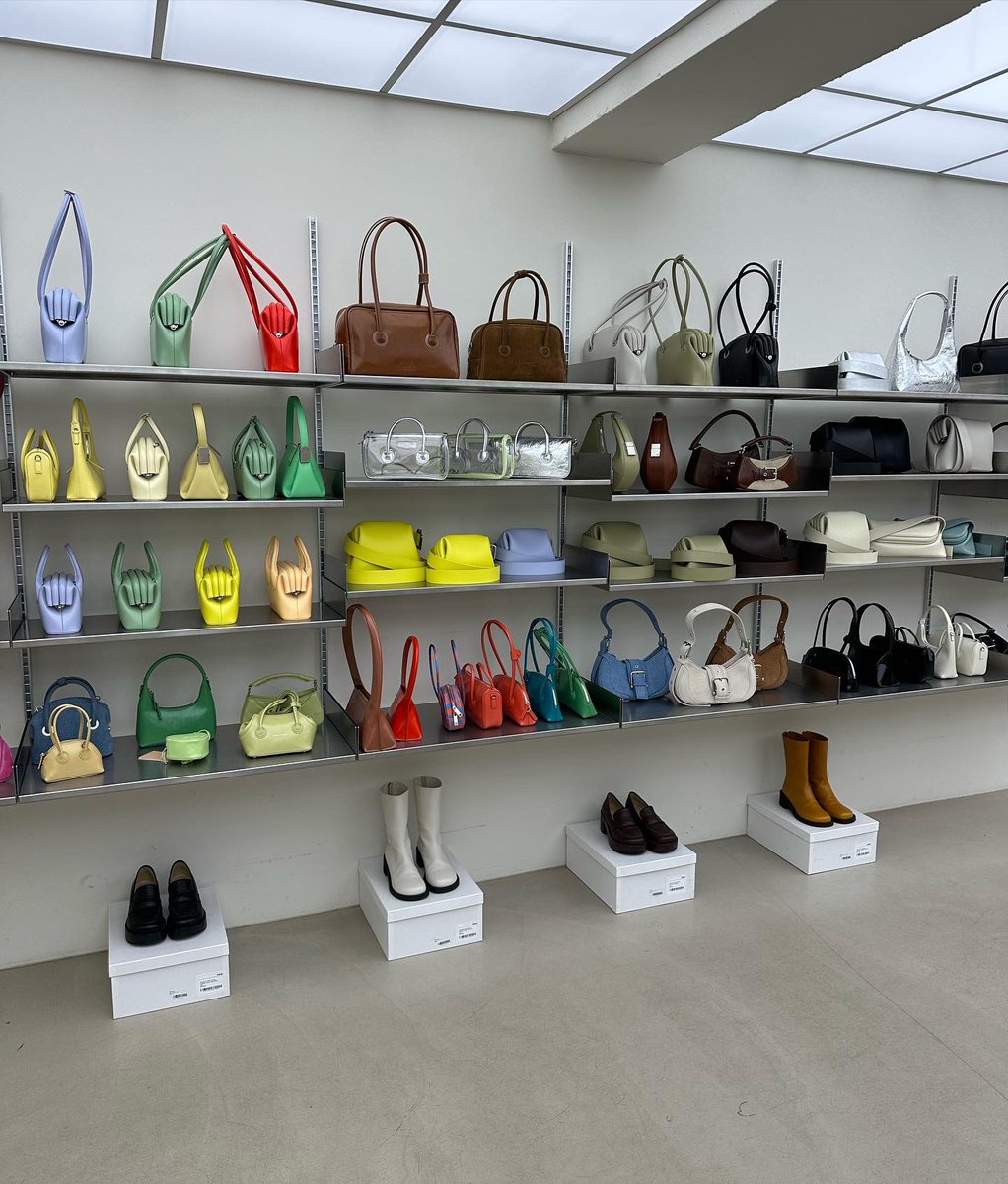 買い付けと撮影で韓国に🇰🇷
気になってたvisualaidの内装がどタイプすぎてプライベートでも行きたい