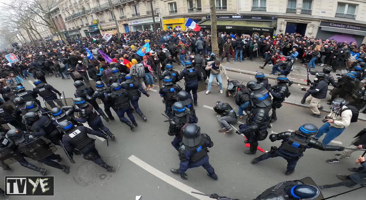 tvyefr's tweet photo. [EXTRAIT] Une charge interminable, à revoir pour tout voir #PARIS

 YouTube (4K)➡️https://t.co/NYZRiKcyOU

 #manif28mars #BRAVM #BRAV_M  #ReformeDesRetaites #Manifestations #greve6avril #ViolencesPolicieres #manifsauvage #placeditalie #voltaire #nation #manifs6avril #manif6avril https://t.co/AvGgzET9iF