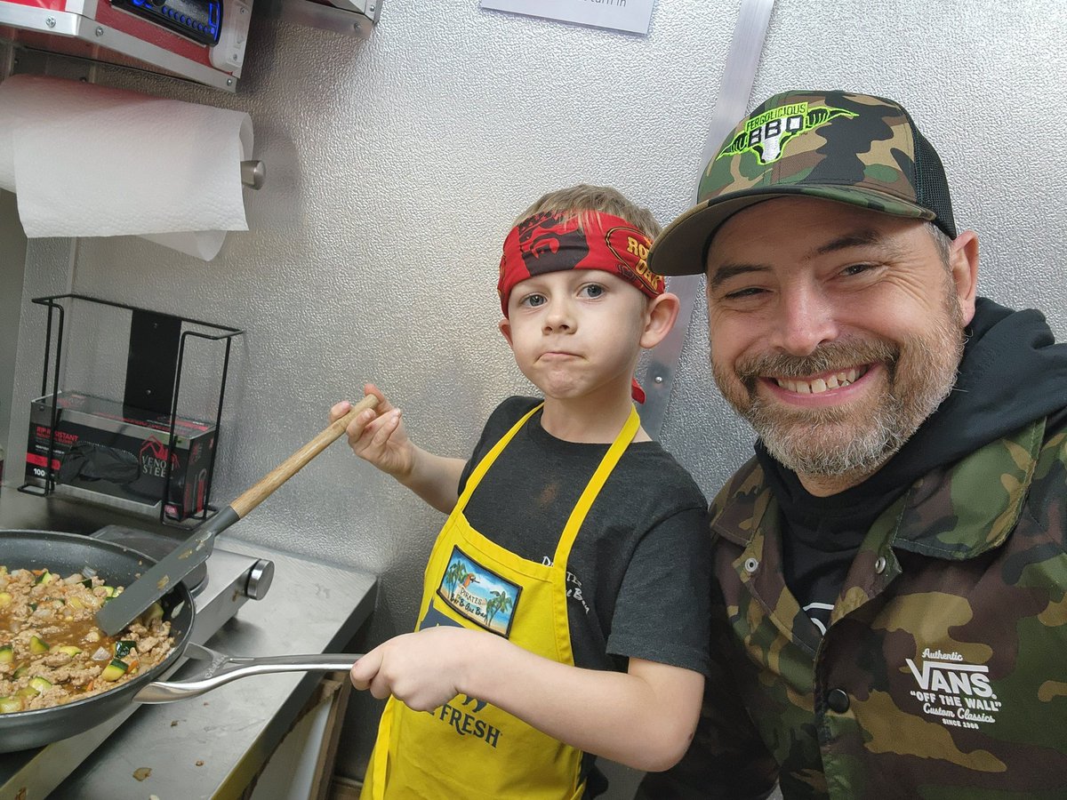 FergoliciousBBQ's tweet photo. Had a blast last night watchin this lil Pirate cook! Congrats Finn!
#RubSumLUV #bbqlife #bbqnation #bbqfamily #kcbs #kidsque #burgers #royaloakcharcoal #piratesofthebbqbay #Iowa #barbecue #bbq #proudsoulsbbqkc #proudsoulsbbqandprovisions #gatewaydrums #finnyQ https://t.co/i09izYOuxm