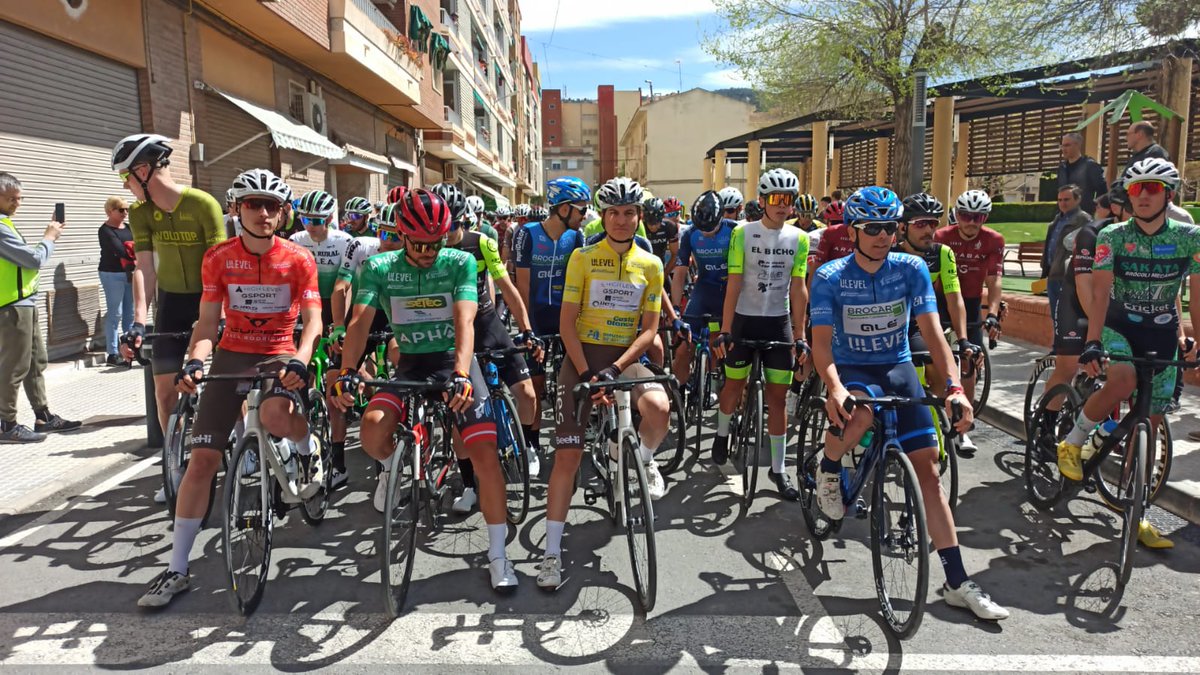alacantinterior's tweet photo. Vemos a los portadores de los diferentes maillots en primera línea listos para la nueva batalla que les espera

#ChallengeAlicanteInterior23 @dipuAlicante @Biarsensacion https://t.co/5TbsDh84Di